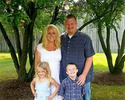 Vô tư cho con gái chơi điện thoại, đến khi nhìn những dòng tin nhắn này, ông bố vừa sợ hãi vừa phẫn nộ - Ảnh 1.