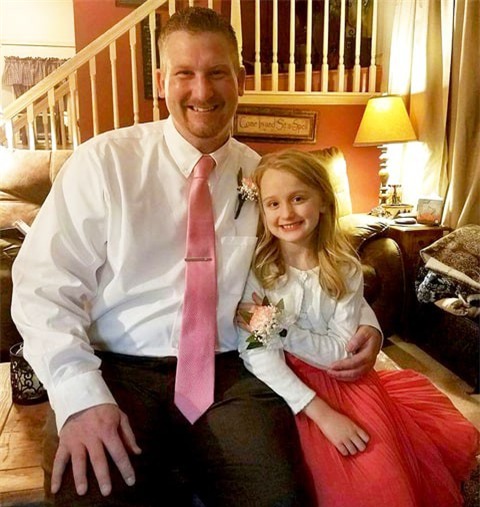 Vô tư cho con gái chơi điện thoại, đến khi nhìn những dòng tin nhắn này, ông bố vừa sợ hãi vừa phẫn nộ - Ảnh 2.