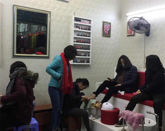 Trừ chi phí, những ngày cận Tết này, các dịch vụ làm đẹp đều thu gần chục triệu đồng mỗi ngày.