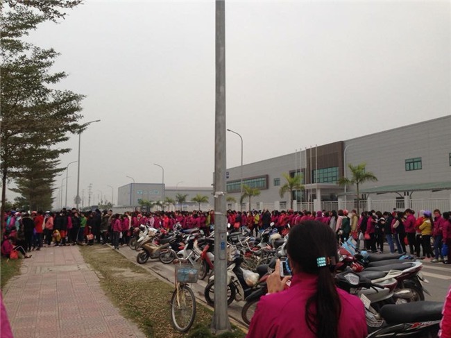 Clip nhìn thôi cũng mệt: Hàng trăm nhân viên nối đuôi nhau suốt cả tiếng đồng hồ ở cây ATM để chờ rút tiền - Ảnh 2.