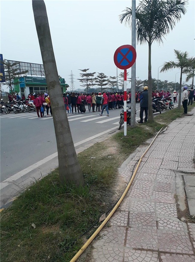 Clip nhìn thôi cũng mệt: Hàng trăm nhân viên nối đuôi nhau suốt cả tiếng đồng hồ ở cây ATM để chờ rút tiền - Ảnh 3.