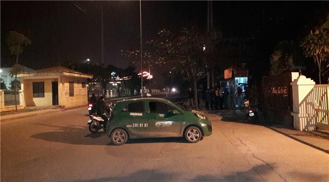 Clip nhìn thôi cũng mệt: Hàng trăm nhân viên nối đuôi nhau suốt cả tiếng đồng hồ ở cây ATM để chờ rút tiền - Ảnh 8.