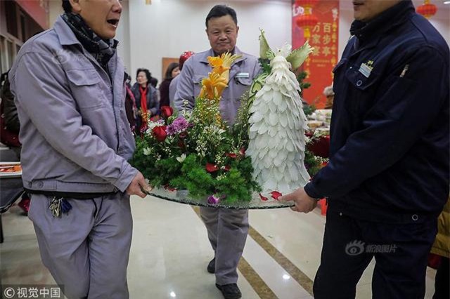 choang vang voi dai tiec tat nien hoanh trang hang ngan mon khong nha nao sanh kip - 4