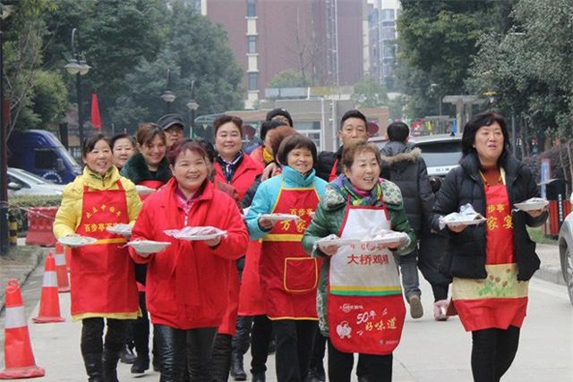 choang vang voi dai tiec tat nien hoanh trang hang ngan mon khong nha nao sanh kip - 9