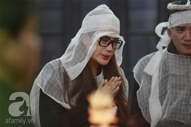 Trương Ngọc Ánh nghẹn ngào tiều tụy trong đám tang cha ruột - Ảnh 2.