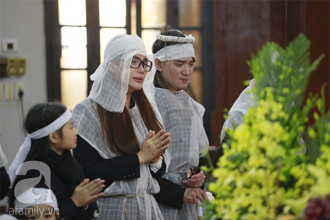 Trương Ngọc Ánh nghẹn ngào tiều tụy trong đám tang cha ruột - Ảnh 3.