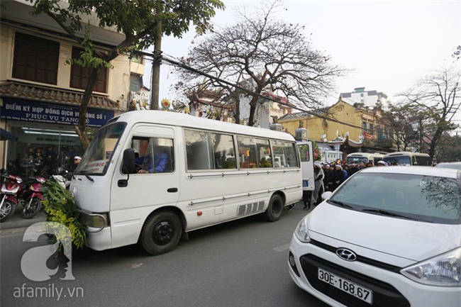 Trương Ngọc Ánh nghẹn ngào tiều tụy trong đám tang cha ruột - Ảnh 9.
