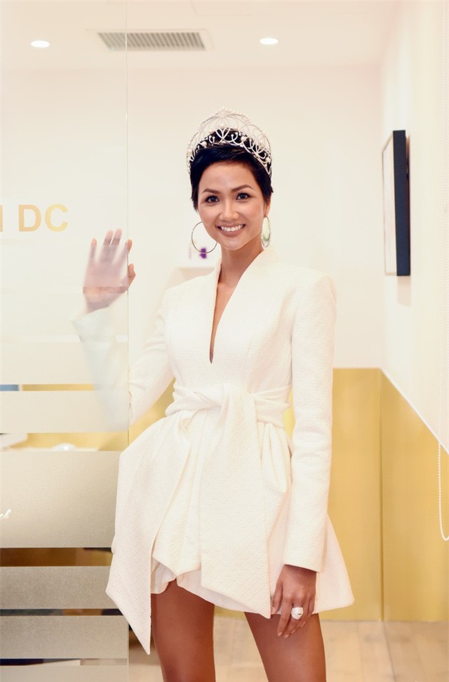 Từ sau khi đăng quang, Hoa hậu HHen Niê rất chăm chỉ thay đổi phong cách thời trang - Ảnh 14.