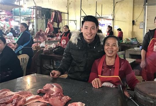 cho que xon xao khi trung ve tien dung phu me ban thit heo - 1