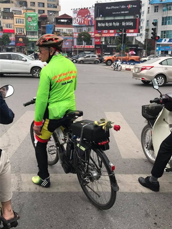 Bức ảnh chở một nhành hoa gây sốt ngày lễ Tình nhân