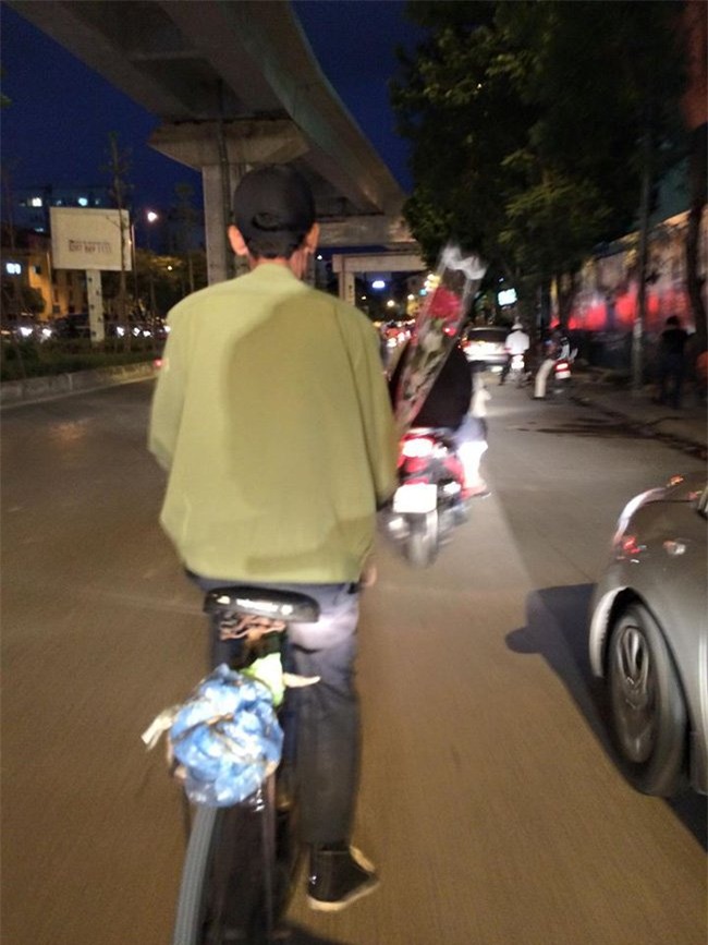 Bức ảnh chở một nhành hoa gây sốt ngày lễ Tình nhân