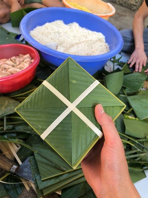 Chùm ảnh lần đầu gói bánh chưng: Người khéo kẻ vụng - Ảnh 7.