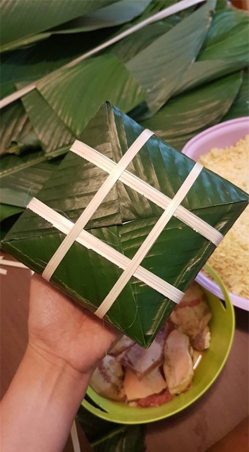 Chùm ảnh lần đầu gói bánh chưng: Người khéo kẻ vụng - Ảnh 9.