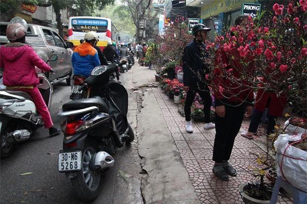 ha noi ngay 29 tet: noi tap nap ke den nguoi di, noi vang ve diu hiu den la thuong - 12