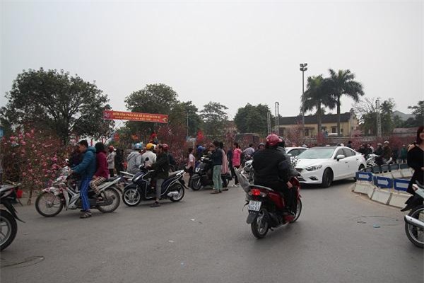 ha noi ngay 29 tet: noi tap nap ke den nguoi di, noi vang ve diu hiu den la thuong - 13