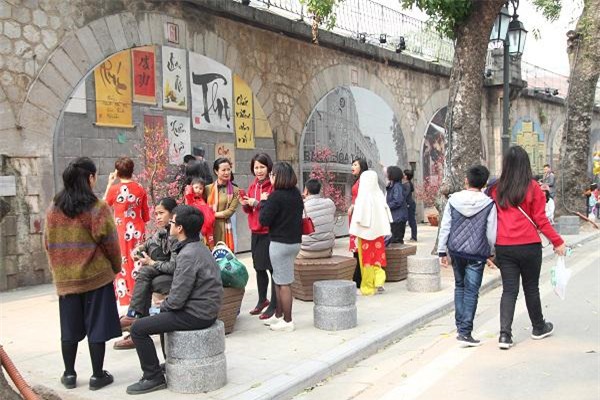 ha noi ngay 29 tet: noi tap nap ke den nguoi di, noi vang ve diu hiu den la thuong - 4