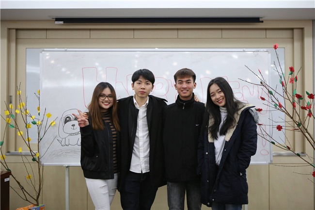 Từ khắp thế giới, du học sinh Việt đang đón Tết sớm tưng bừng - Ảnh 2.