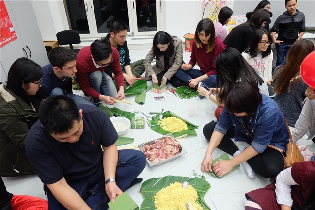 Từ khắp thế giới, du học sinh Việt đang đón Tết sớm tưng bừng - Ảnh 6.