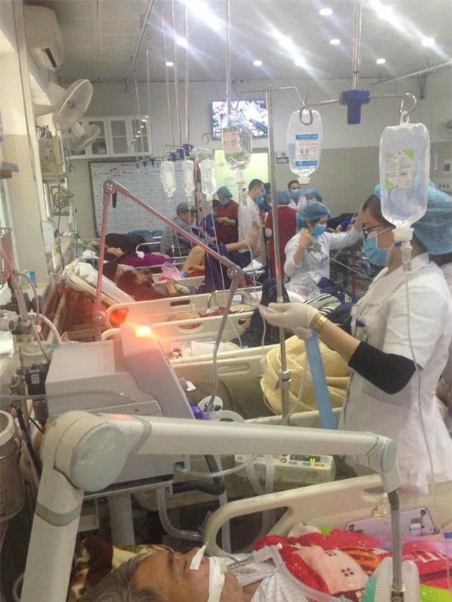 Cận Tết, Bệnh viện Bạch Mai vỡ trận, bác sĩ kiệt sức vì cấp cứu - Ảnh 7.