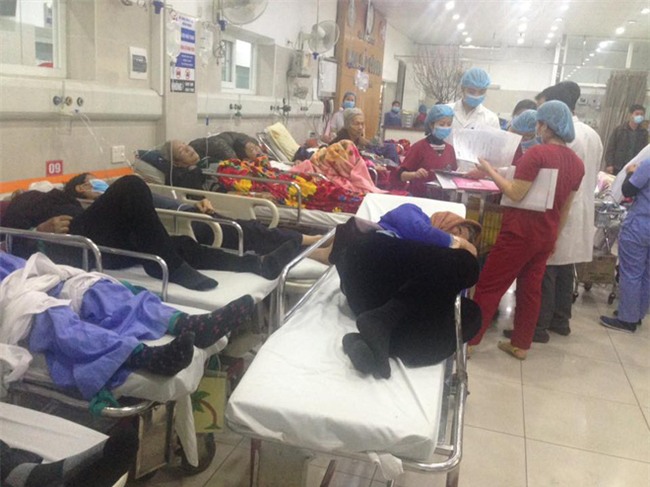 Cận Tết, Bệnh viện Bạch Mai vỡ trận, bác sĩ kiệt sức vì cấp cứu - Ảnh 9.