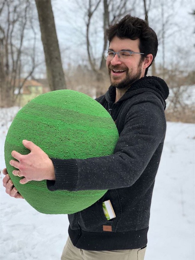 Redditor này dành cả thanh xuân để biến 42.000 que diêm thành quả cầu khổng lồ rồi đốt nó đi - Ảnh 1.