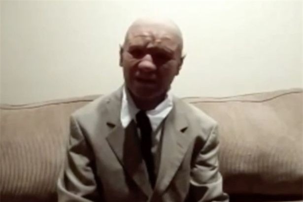 Khẳng định là nhà du hành thời gian trở về từ năm 2118, người đàn ông đưa bức ảnh thành phố kỳ lạ làm bằng chứng - Ảnh 1.