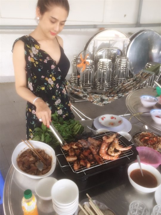 Lâm Khánh Chi: Tôi vào bếp nấu ăn, bố chồng luôn đi theo giúp - Ảnh 1.