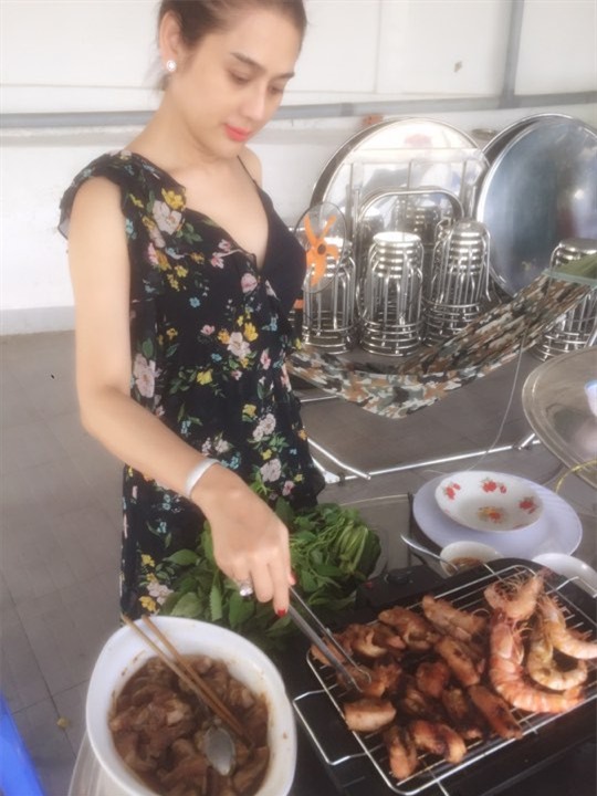 Lâm Khánh Chi: Tôi vào bếp nấu ăn, bố chồng luôn đi theo giúp - Ảnh 2.