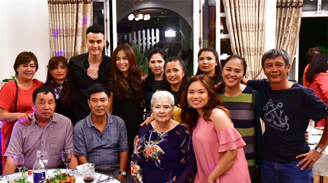 Hoàng Thùy Linh khoe ảnh chuẩn bị đón Tết cùng bố nhưng chàng trai giấu mặt lại được chú ý hơn cả - Ảnh 3.