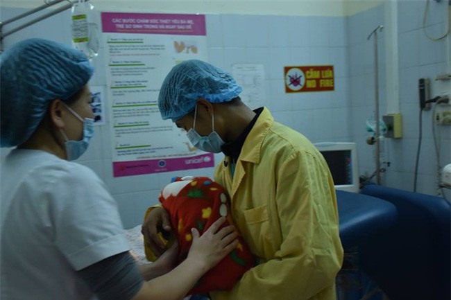 Tâm sự của những bác sĩ sản khoa túc trực bệnh viện đón các thiên thần vào dịp Tết