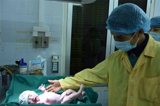 Tâm sự của những bác sĩ sản khoa túc trực bệnh viện đón các thiên thần vào dịp Tết