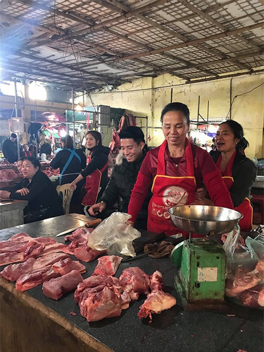Trung vệ U23 Việt Nam Bùi Tiến Dũng tranh thủ ngày nghỉ tết để phụ mẹ bán thịt heo. Ảnh: FBNV