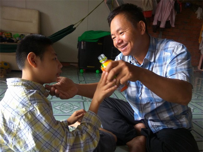 Người cha và 2 con bại não từng khiến dư luận giận mà thương tết này ra sao?