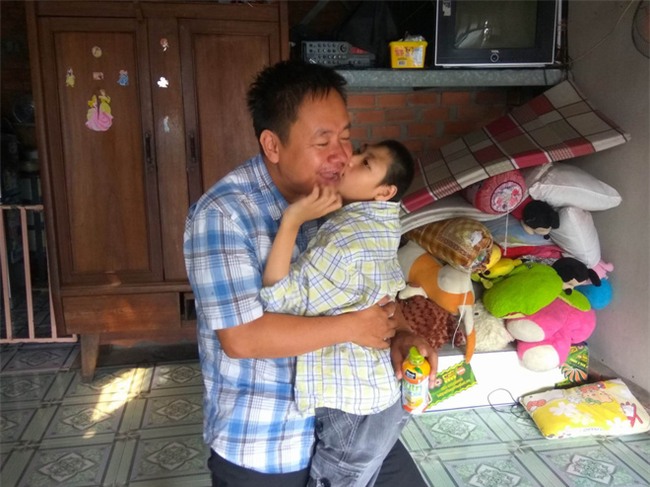 Người cha và 2 con bại não từng khiến dư luận giận mà thương tết này ra sao?