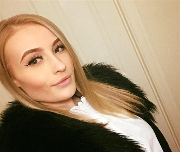 Tự mình nhuộm tóc ở nhà, người phụ nữ “tá hoả phát hiện gương mặt biến dạng, thậm chí không thể mở mắt - Ảnh 1.