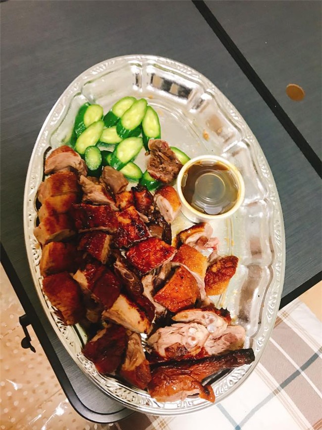 Những bữa cơm tất niên xa quê khiến nhiều du học sinh chạnh lòng - Ảnh 1.