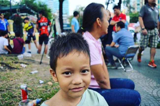 tet dac biet dau tien cua cau be xep dep tung "day song" mang xa hoi o sai gon - 1