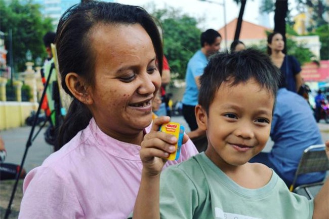 tet dac biet dau tien cua cau be xep dep tung "day song" mang xa hoi o sai gon - 2