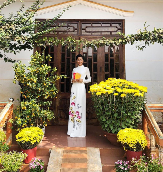 Sao Việt xúng xính váy áo đi chúc Tết, tụ tập vui chơi cùng họ hàng trong sáng mùng 1 - Ảnh 1.