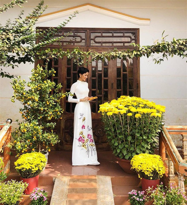 Sao Việt xúng xính váy áo đi chúc Tết, tụ tập vui chơi cùng họ hàng trong sáng mùng 1 - Ảnh 1.