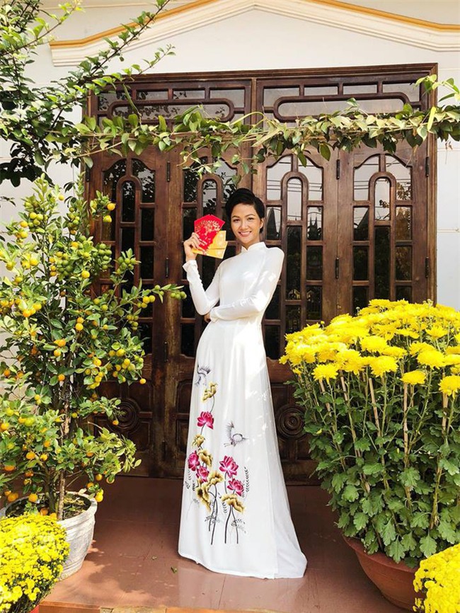 Sao Việt xúng xính váy áo đi chúc Tết, tụ tập vui chơi cùng họ hàng trong sáng mùng 1 - Ảnh 1.