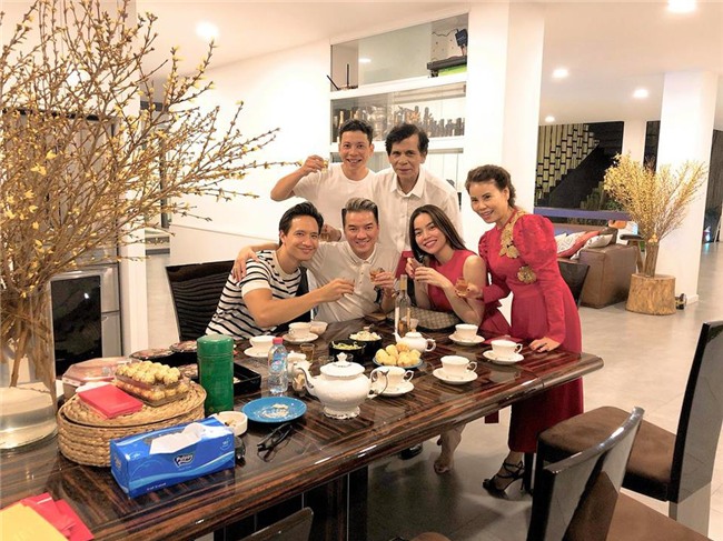 Đàm Vĩnh Hưng xông đất, Kim Lý vui vẻ đón năm mới cùng gia đình Hồ Ngọc Hà - Ảnh 1.
