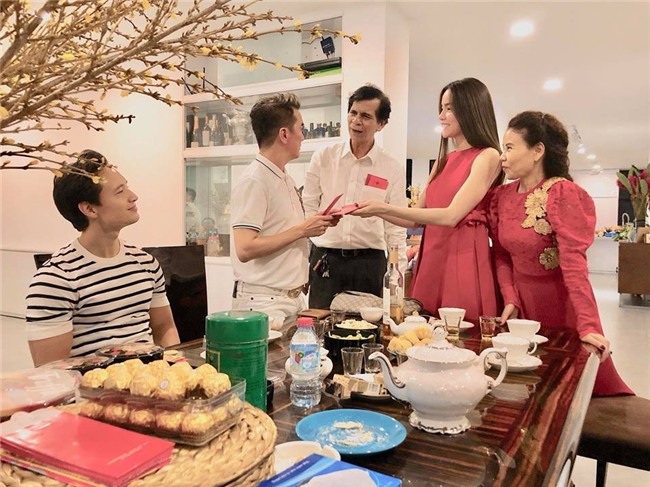 Đàm Vĩnh Hưng xông đất, Kim Lý vui vẻ đón năm mới cùng gia đình Hồ Ngọc Hà - Ảnh 2.