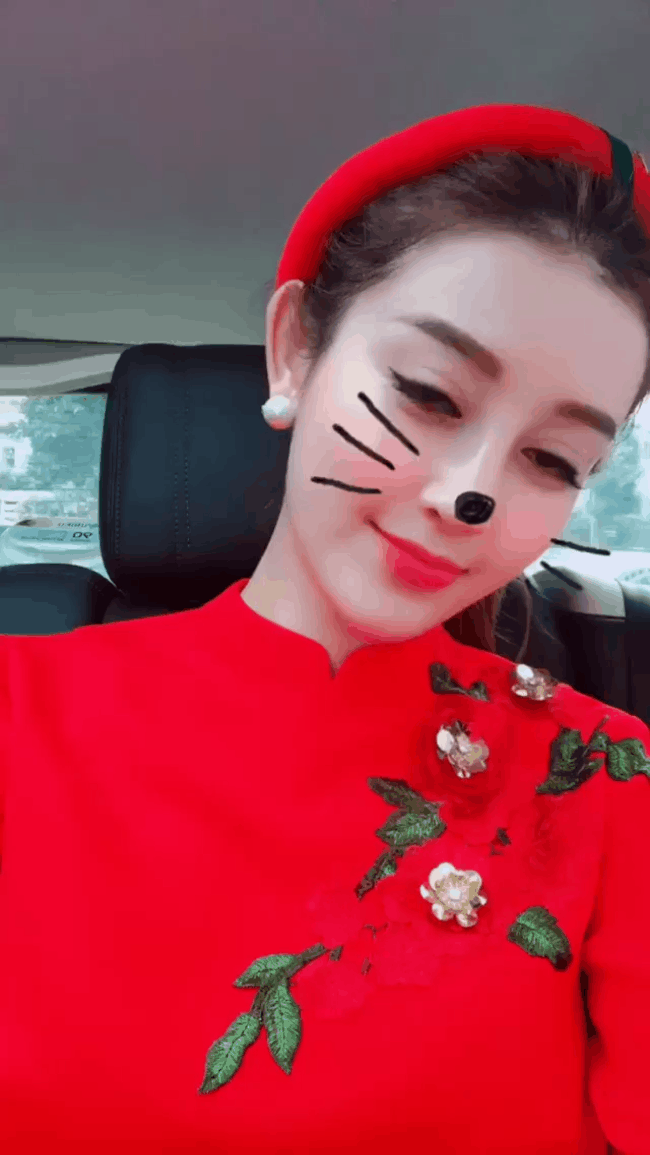 Mùng 1 đầu năm Mậu Tuất, sao Việt chọn đánh son màu gì khi đi chơi Tết - Ảnh 10.