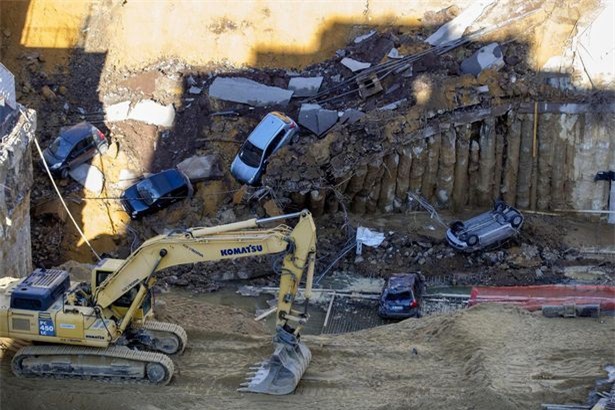 Chỉ sau một đêm, người dân bàng hoàng nhìn hố sâu 9m khổng lồ nuốt gọn nhiều ô tô, nhà cửa - Ảnh 1.