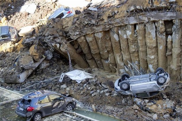 Chỉ sau một đêm, người dân bàng hoàng nhìn hố sâu 9m khổng lồ nuốt gọn nhiều ô tô, nhà cửa - Ảnh 2.