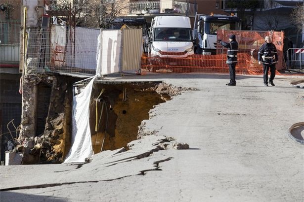 Chỉ sau một đêm, người dân bàng hoàng nhìn hố sâu 9m khổng lồ nuốt gọn nhiều ô tô, nhà cửa - Ảnh 3.