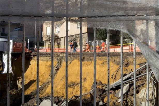 Chỉ sau một đêm, người dân bàng hoàng nhìn hố sâu 9m khổng lồ nuốt gọn nhiều ô tô, nhà cửa - Ảnh 5.