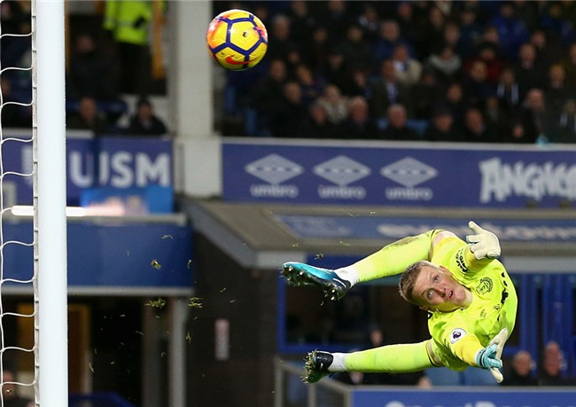 Doi hinh ngoi sao tuoi Tuat noi danh tai chau Au hinh anh 1