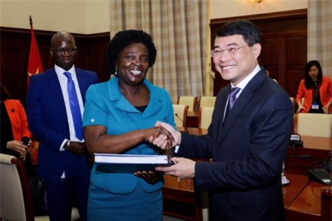 
Thống đốc Lê Minh Hưng (phải) trong một lần gặp gỡ Phó Chủ tịch Ngân hàng Thế giới (WB) Victoria Kwakwa.
